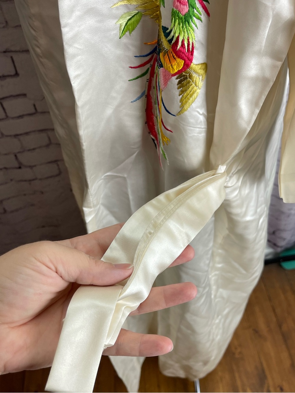 Golden bee vintage silk robe size large white with dragon and phoenix - Picture 5 of 16